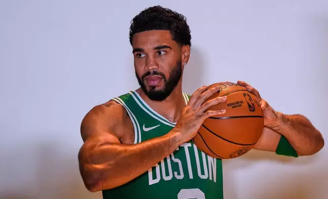 塞爾特人球員塔圖姆周一（2026年9月28日）在波士頓出席NBA球隊傳媒日期間擺姿勢拍照。(美聯社圖片/Charles Krupa) AP圖片