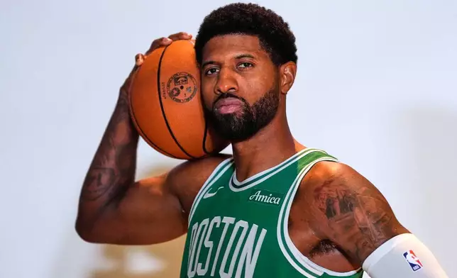 塞爾特人球員保羅佐治周一（2026年9月28日）在波士頓出席NBA球隊傳媒日期間擺姿勢拍照。(美聯社圖片/Charles Krupa) AP圖片