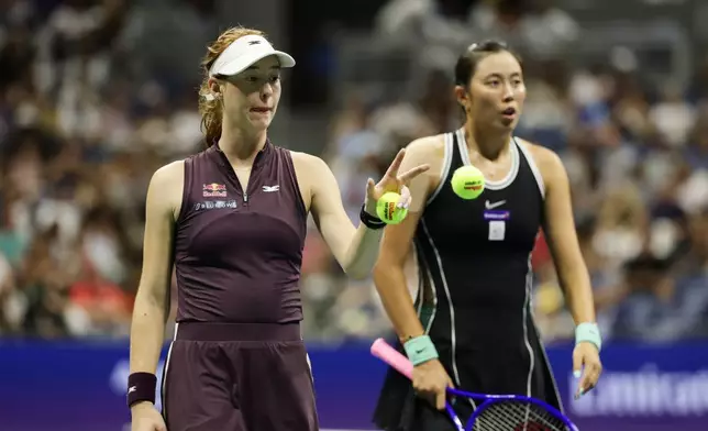 澳洲的瑪雅莊特（左）在紐約舉行的2026年9月4日周五美國網球公開賽女子雙打賽事中，與台灣的詹皓晴拍檔對陣美國的維納斯威廉絲與莎蓮娜威廉絲，伸手接球。(美聯社圖片/Adam Hunger) AP圖片