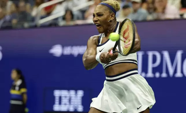 美國的莎蓮娜威廉絲在紐約舉行的2026年9月4日周五美國網球公開賽女子雙打賽事中，與拍檔維納斯威廉絲對陣台灣的詹皓晴與瑪雅莊特，擊球回擊。(美聯社圖片/Adam Hunger) AP圖片