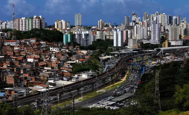 2026年8月29日周六，巴西巴伊亞州薩爾瓦多市，左側的低收入住宅區與高層住宅大廈形成對比，一條高架地鐵線穿過城市景觀。（美聯社圖片/Eraldo Peres） AP圖片