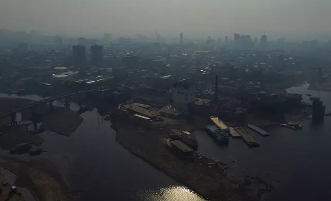 (美聯社圖片/Edmar Barros) 2026年9月23日周三，巴西亞馬遜州馬瑙斯，野火濃煙瀰漫空中。 AP圖片
