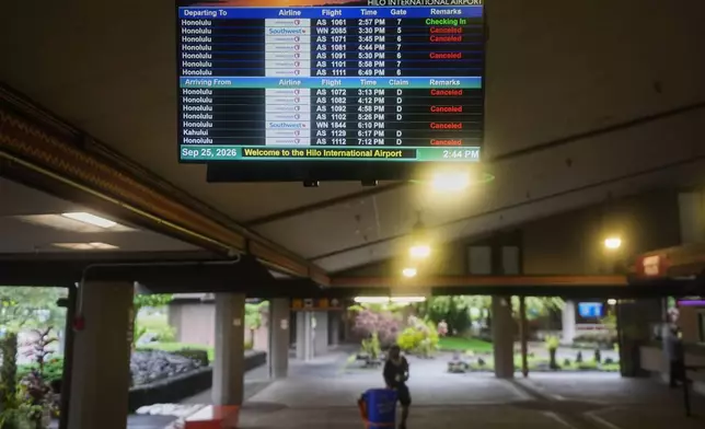 2026年9月25日周五，夏威夷希洛的希洛國際機場顯示屏上，大部分航班被取消，當時颶風諾洛正逼近。 (美聯社圖片/格雷戈里·布爾) AP圖片