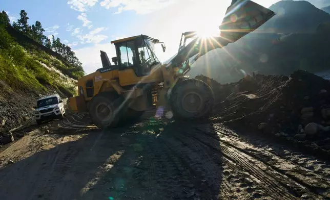 2026年9月22日周二，尼泊爾努瓦科特區，山洪摧毀原有道路後，一部挖掘機在山坡上開闢臨時道路，連接城鎮和村莊。(美聯社圖片/Niranjan Shrestha) AP圖片