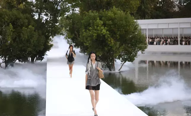 模特兒展示克里斯汀迪奧2027春夏女裝系列作品，該系列於2026年9月29日周二在法國巴黎發布。(美聯社圖片/Thomas Padilla) AP圖片