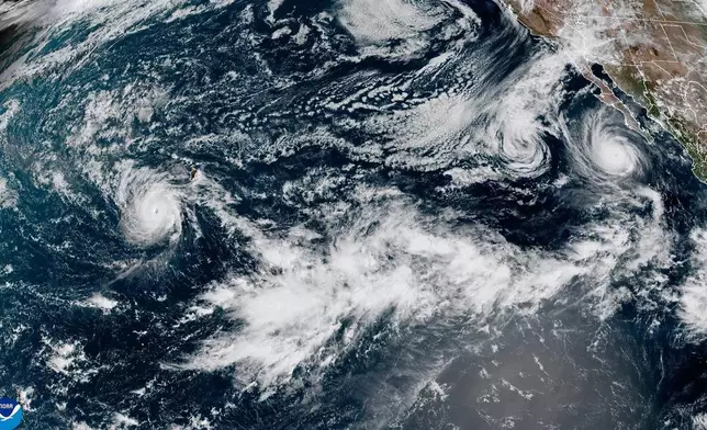 這張來自美國國家海洋及大氣管理局的衛星圖片，顯示2026年9月27日周日東太平洋的颶風及熱帶擾動。(美國國家海洋及大氣管理局圖片/美聯社) AP圖片