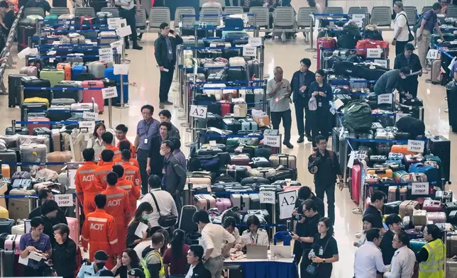 泰國北欖府素萬那普國際機場抵港大堂，周二（2026年9月29日）堆放著大量未能送達的行李。曼谷連日暴雨及水浸，導致機場員工無法上班。（美聯社圖片/Sakchai Lalit） AP圖片