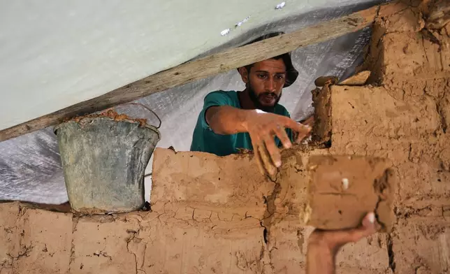 巴勒斯坦人於加沙地帶努塞拉特，以泥磚興建房間，作為建築物料短缺下的替代方案。攝於2026年9月5日周六。(美聯社圖片/Abdel Kareem Hana) AP圖片