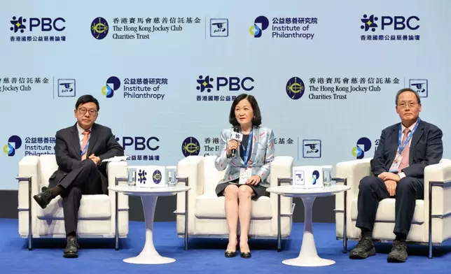 第四個座談演講「異曲同工：亞洲雙城的社會流動藍圖」由香港特別行 政區政府勞工及福利局局長孫玉菡（左）與新加坡貿易與工業部（能源與工業） 部長及前人力部長陳詩龍（右）對談，並由香港特別行政區政府行政會議非官 守議員召集人葉劉淑儀（中）主持