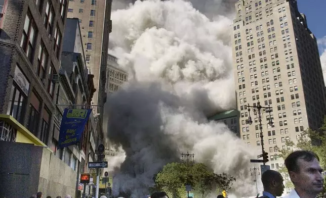 2001年9月11日，紐約地標世貿中心南塔在恐怖襲擊後倒塌，行人逃離現場。(美聯社圖片/Amy Sancetta) AP圖片