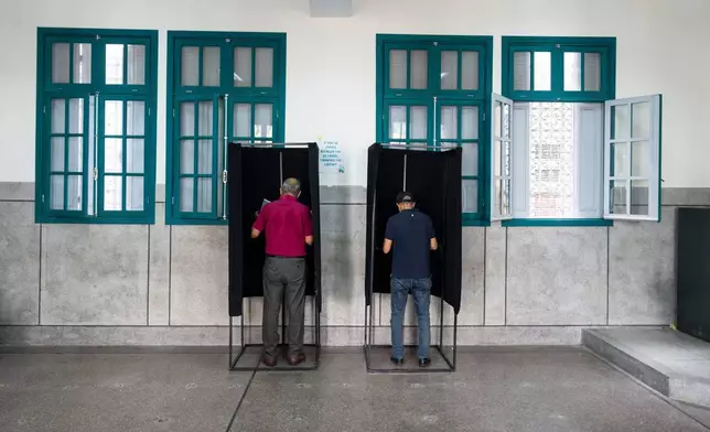 民眾周三在摩洛哥拉巴特一個票站內，為國會選舉投票。(美聯社圖片/Mosa'ab Elshamy) AP圖片