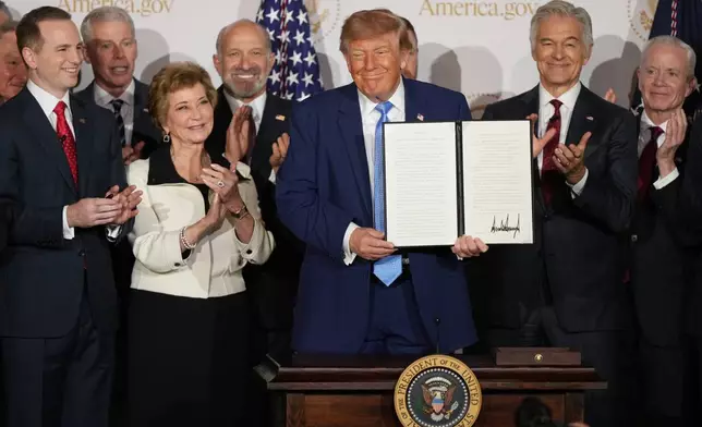 總統特朗普周二在華盛頓出席America.gov網站啟動儀式，與內閣成員及其他人一同舉行簽署儀式。(美聯社圖片/Mark Schiefelbein) AP圖片