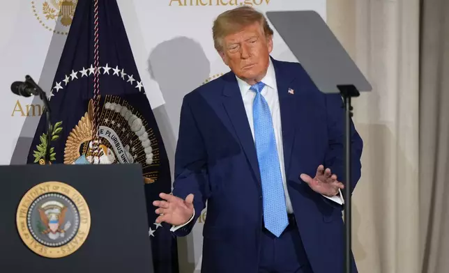 總統特朗普周二抵達華盛頓，準備出席America.gov網站啟動儀式並發表演說。(美聯社圖片/Mark Schiefelbein) AP圖片