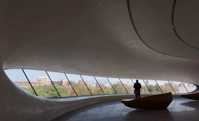 2026年8月31日周一，一名參觀者在洛杉磯盧卡斯敘事藝術博物館預覽期間，站在窗前，其剪影映襯著洛杉磯市中心景色。(美聯社圖片/Chris Pizzello) AP圖片
