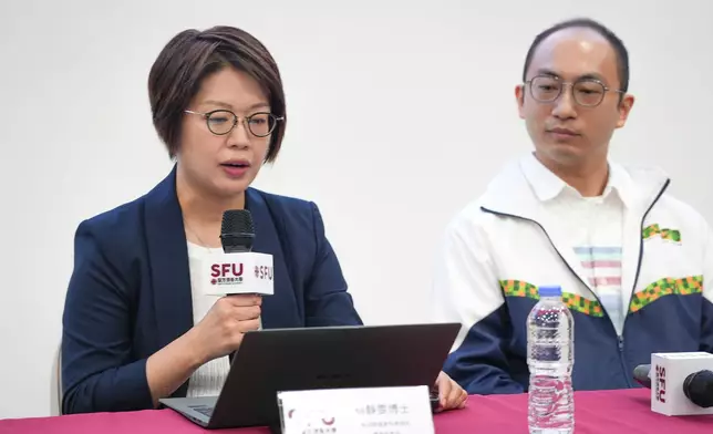 研究團隊代表正在詳細講解香港版評估工具的優點。