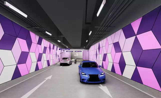 領達廣場停車場通道，牆身採用紫色幾何元素設計