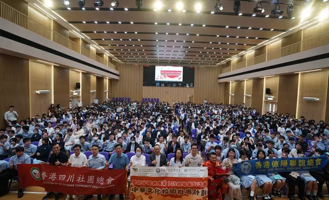 全體參與師生與嘉賓在禮堂大合影，慶祝校園巡迴講座順利舉行