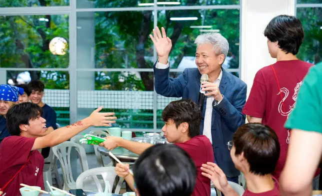 方大校長張仁良教授在迎新營親切地為同學加油打氣