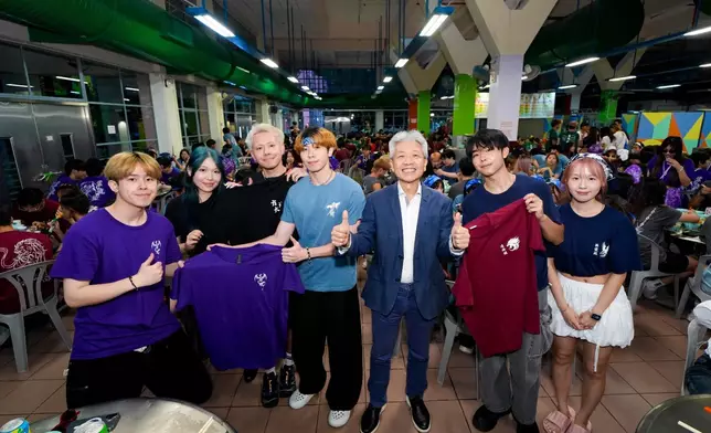 學生會代表向校長展示贈送的紀念營衫