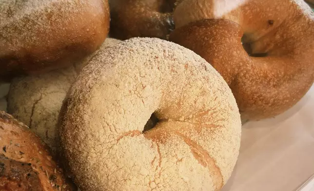 Midnight Bread Club 手工酸種貝果近寫，呈現誘人的烘焙色澤與質地