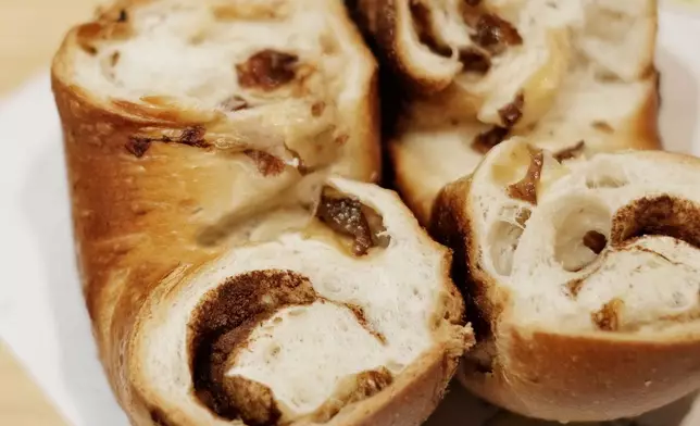 提子乾黑糖肉桂貝果，卷入混合四種肉桂的特調粉末