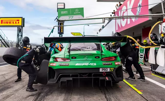 77 號 Mercedes-AMG GT3 戰車在維修站進行整備