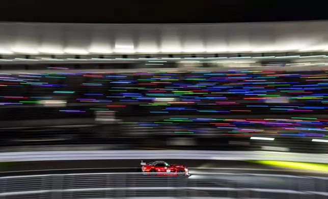 紅色塗裝戰車在鈴鹿賽道進行夜間比賽