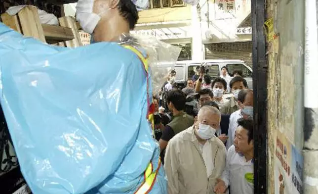董建華在2003年曾落區參與「全民清潔保健行動日」。政府新聞處資料圖片