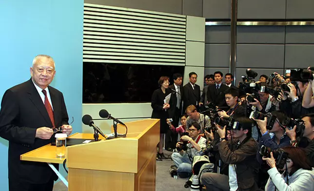 董建華在2005年3月10日宣布，已正式向中央政府請辭。政府新聞網資料圖片