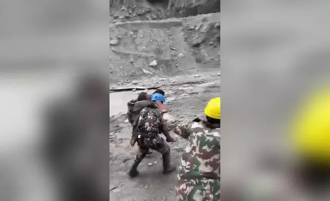中國公民陸海濤在尼泊爾遭遇泥石流，被困11天，終於獲救。影片截圖 CGTN圖片