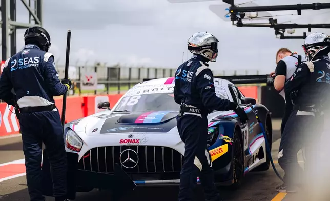 2 Seas Motorsport車隊工作人員在維修站為18號賽車進行整備