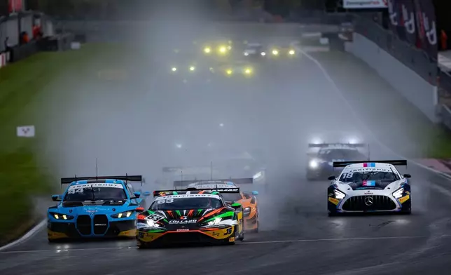 Donington Park賽事在濕滑多霧的天候條件下起跑，賽車群在雨霧中穿梭