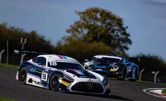 謝榮鍵駕駛由Contempo Concept贊助的18號Mercedes-AMG GT3 Evo賽車在賽道上疾速馳騁