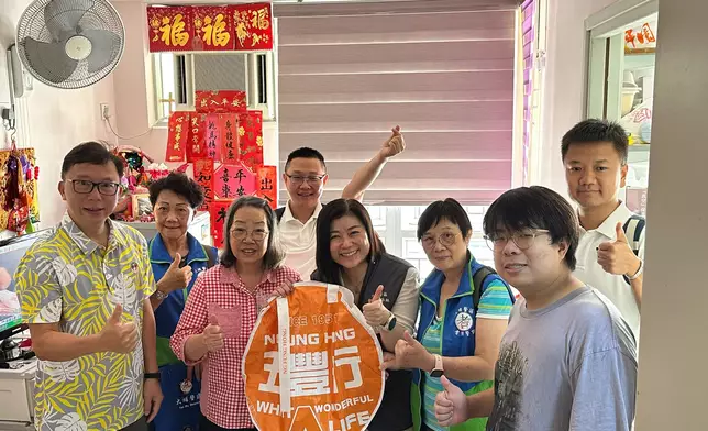 五豐行團隊與警政人員走進社區上門探訪送暖
