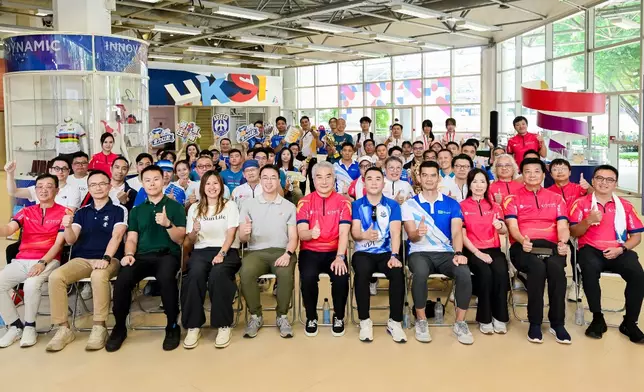 「善德永明耀香港 Ride-To-Shine Hong Kong」最後衝刺暨閉幕典禮於香港體育學院舉行，眾多嘉賓與單車運動員合照。