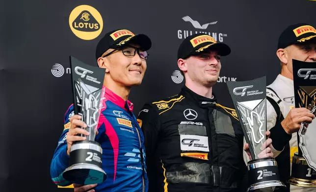 香港車手謝榮鍵與隊友Chris Lulham於英國GT錦標賽Donington Park站登上頒獎台勇奪亞軍