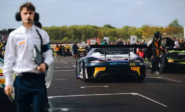 18號Mercedes-AMG GT3賽車在賽道維修區通道準備出發