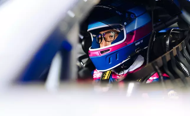 謝榮鍵在Mercedes-AMG GT3賽車座艙內專注備戰