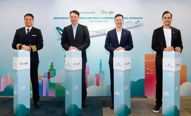 國泰航空與 Google 合作推進航跡雲研究，出席嘉賓包括（左起）國泰航空航線營運經理 Tony Pringle 機長、國泰數碼及資訊科技董事方逸翔、Google 香港銷售及營運總經理余名德及 Google 氣候與 AO 產品經理 Kemal Armada
