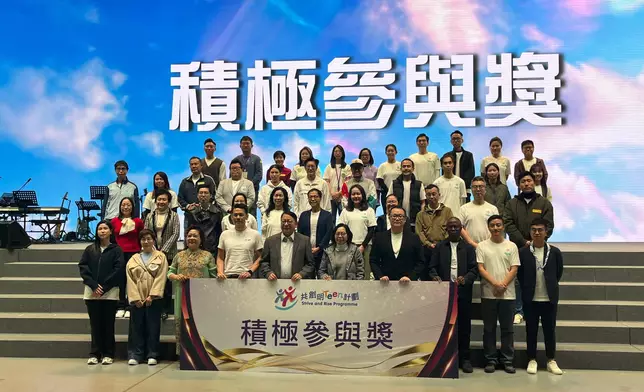 在2025年12月，Moses（一排右三）獲政務司司長陳國基親自頒發「積極參與獎」，以表揚他在義務工作的傑出貢獻。圖片來源：中建香港