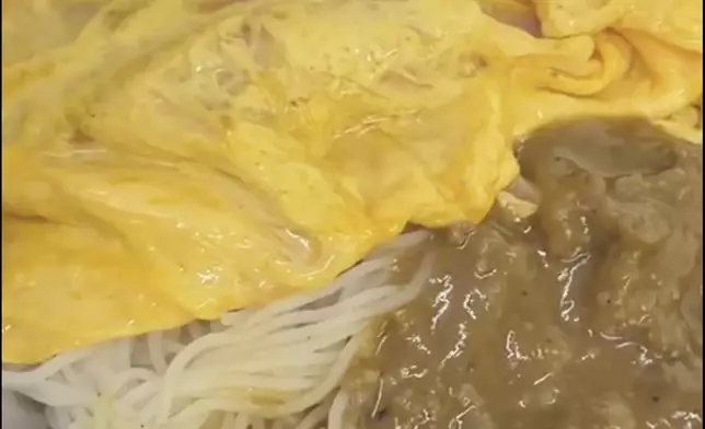 葵涌一間冰室的外賣食物被指驚現活生生的老鼠幼崽。網上影片截圖