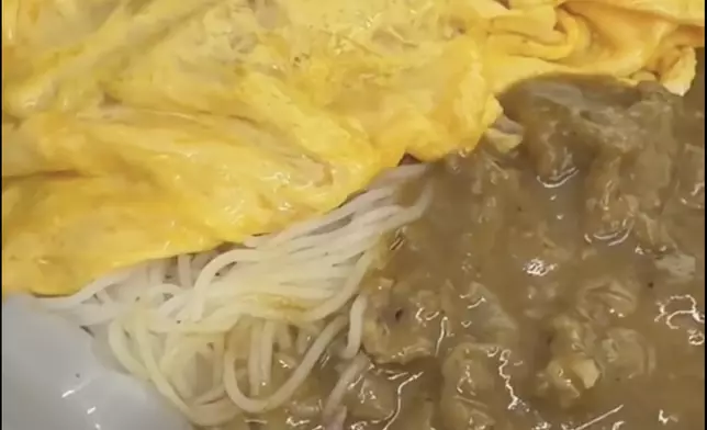 葵涌一間冰室的外賣食物被指驚現活生生的老鼠幼崽。網上影片截圖