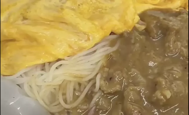 葵涌一間冰室的外賣食物被指驚現活生生的老鼠幼崽。網上影片截圖