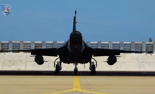 解放軍南部戰區組織海空兵力位中國黃岩島領海領空及周邊海空域開展戰備警巡，維護領土主權及海洋權益。