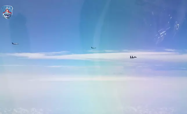 解放軍南部戰區組織海空兵力位中國黃岩島領海領空及周邊海空域開展戰備警巡，維護領土主權及海洋權益。