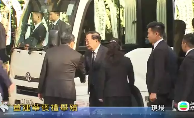 國務院港澳辦主任夏寶龍抵達現場。無線新聞影片截圖
