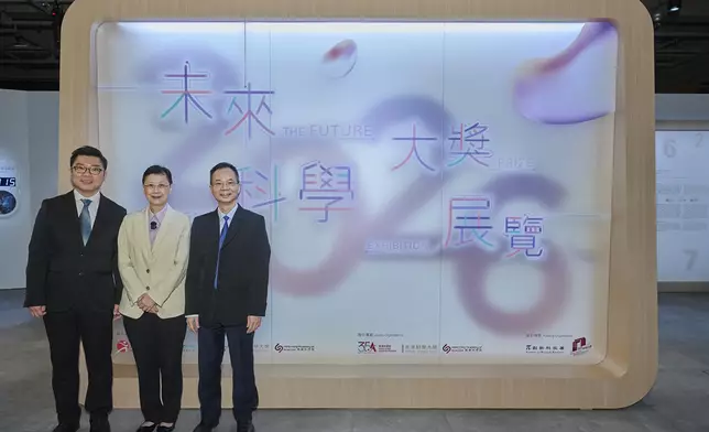 2026未來科學大獎周程序委員會聯席主席、香港科學院副院長任詠華教授(中)期望展覽培養年輕人對科學的興趣。左為香港科學館總館長劉啟業先生、右為香港科學館館長（拓展）徐志文先生。