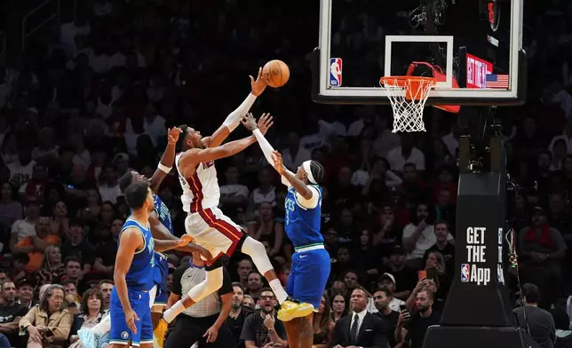 邁阿密熱火前鋒揚尼斯·安迪度高安普（中）在邁阿密一場NBA籃球賽的下半場，在明尼蘇達木狼前鋒謝頓·麥丹尼爾斯（3號）、後衛安東尼·愛華士（5號）及前鋒特雷·萊爾斯（41號）的防守下上籃。攝於2026年10月21日周三。(美聯社圖片/Rebecca Blackwell) AP圖片