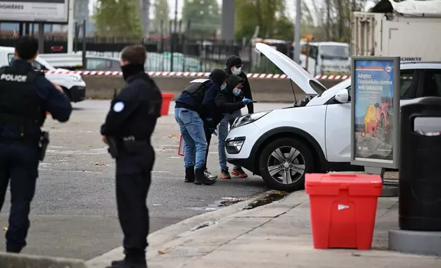 警方在巴黎郊區特拉普發生槍擊案後，在一個油站搜查一輛汽車。攝於2026年10月23日周五。(美聯社圖片/Emma Da Silva) AP圖片