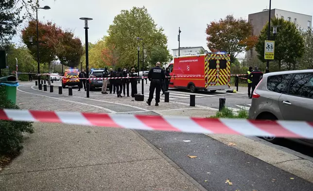 警方在巴黎郊區特拉普發生槍擊案後，在一個公園附近戒備。攝於2026年10月23日周五。(美聯社圖片/Emma Da Silva) AP圖片